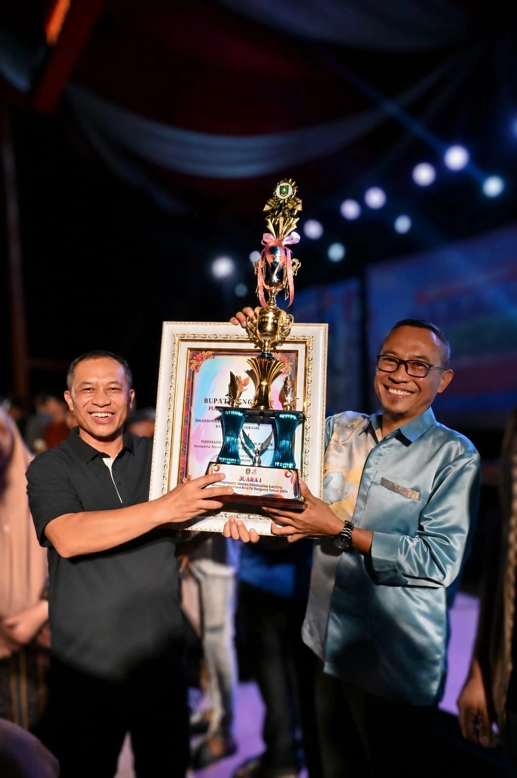 Diskop UKM Sabet Juara I Lomba Kebersihan Kantor, Wabup Bengkalis Serahkan Langsung Penghargaan